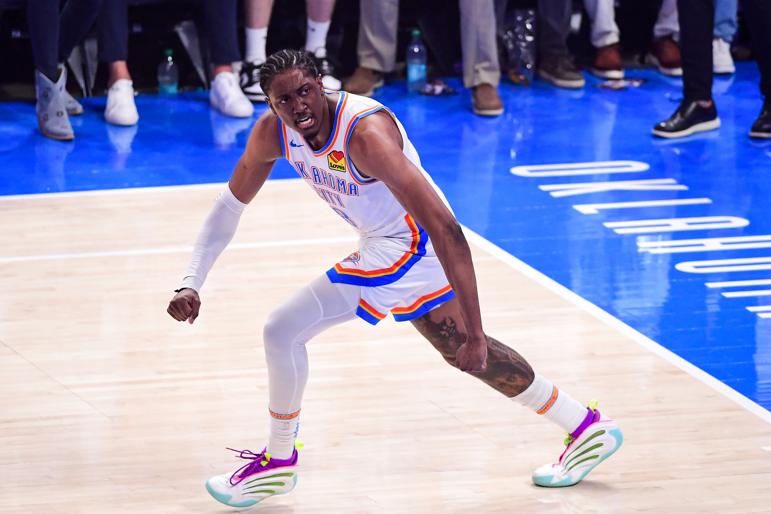 杰伦·威廉姆斯仍无法用右手投篮，手腕伤势无恢复时间表